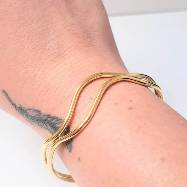 Bracelet jonc vague femme en acier inoxydable doré, bijou ajustable porté au poignet