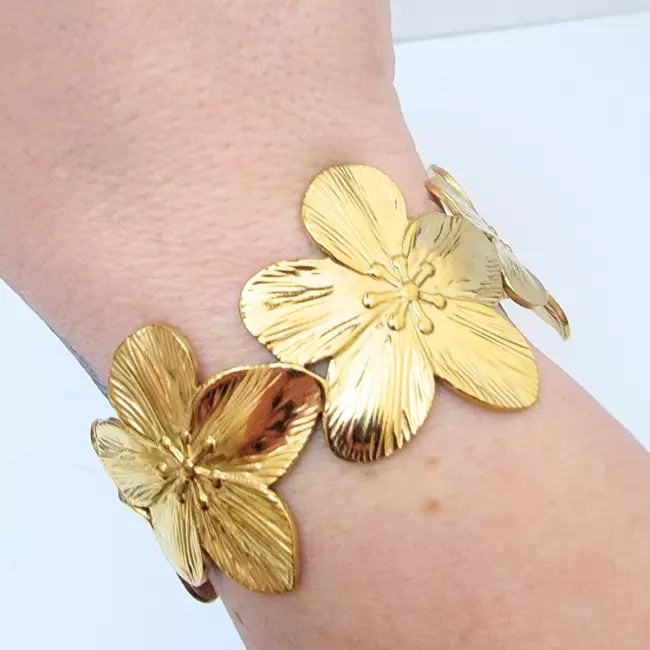 Bracelet manchette femme doré en acier inoxydable avec fleurs ajourées élégantes