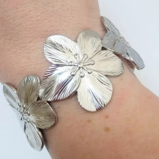 Bracelet manchette femme argenté en acier inoxydable avec fleurs ajourées