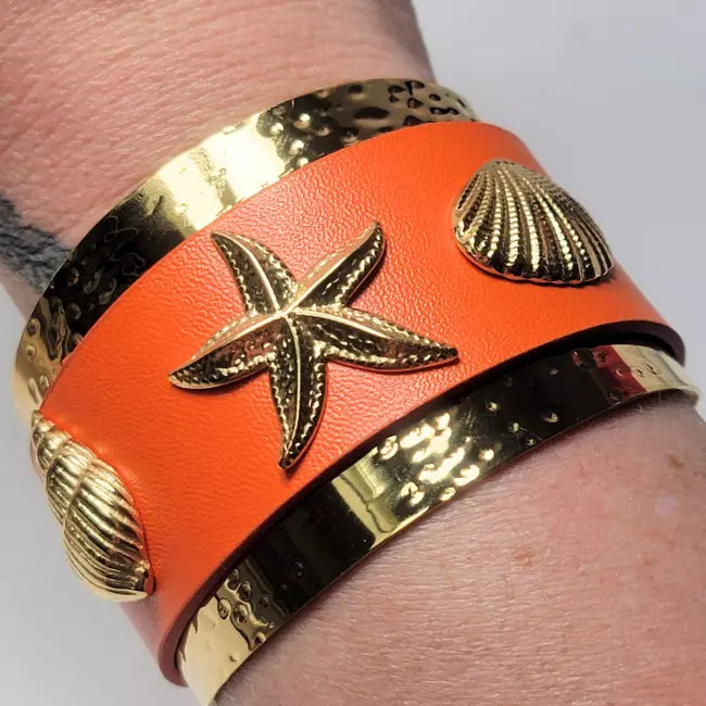 Bracelet manchette large orange avec motifs étoile de mer et coquillages dorés