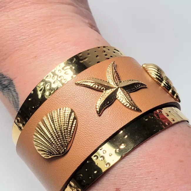 Bracelet manchette large camel décoré d’étoile de mer et coquillages dorés