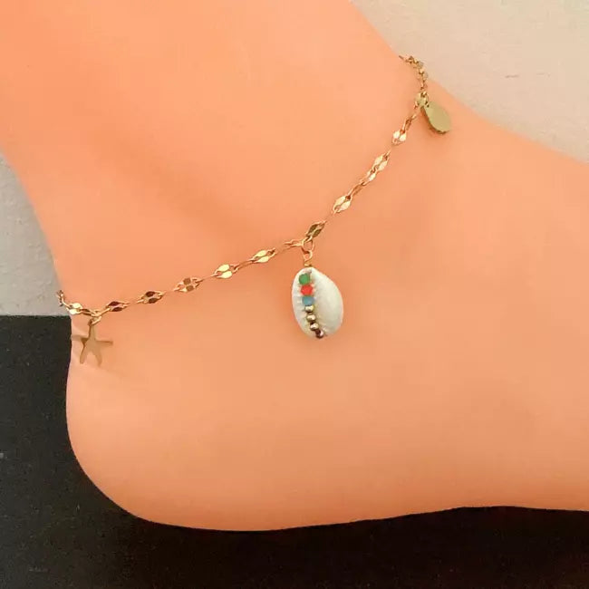 Chaîne de cheville bohème en acier inoxydable doré avec coquillage blanc et breloques marines