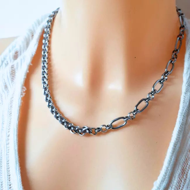 Collier chaîne mixte en acier inoxydable argenté porté sur mannequin – maillons ovales et tressés