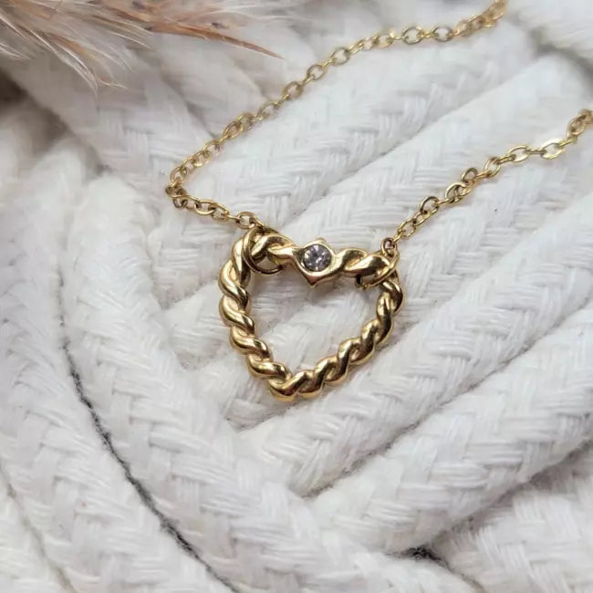 Collier cœur torsadé doré en acier inoxydable, pendentif ajouré avec petit strass central.
