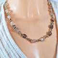 Collier doré femme avec pierres naturelles, porté, style bohème chic.