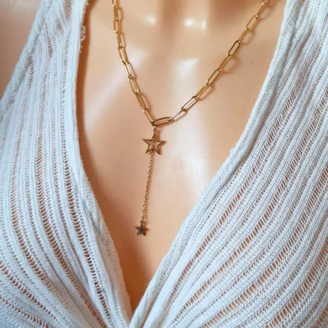 Collier étoile doré porté, chaîne à gros maillons avec pendentifs étoiles en cascade, style tendance.