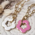 Colliers fleurs en acrylique blanc et rose, pendentifs en forme de fleur sur chaîne dorée à gros maillons, style tendance.