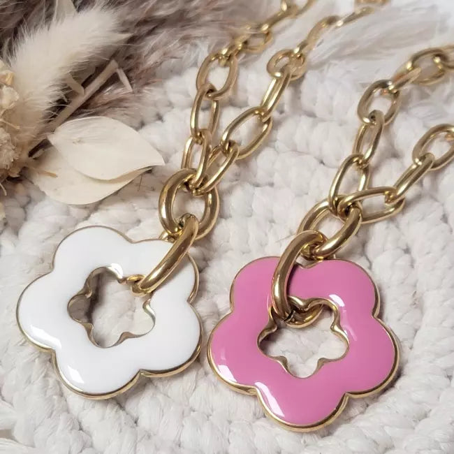 Colliers fleurs en acrylique blanc et rose, pendentifs en forme de fleur sur chaîne dorée à gros maillons, style tendance.