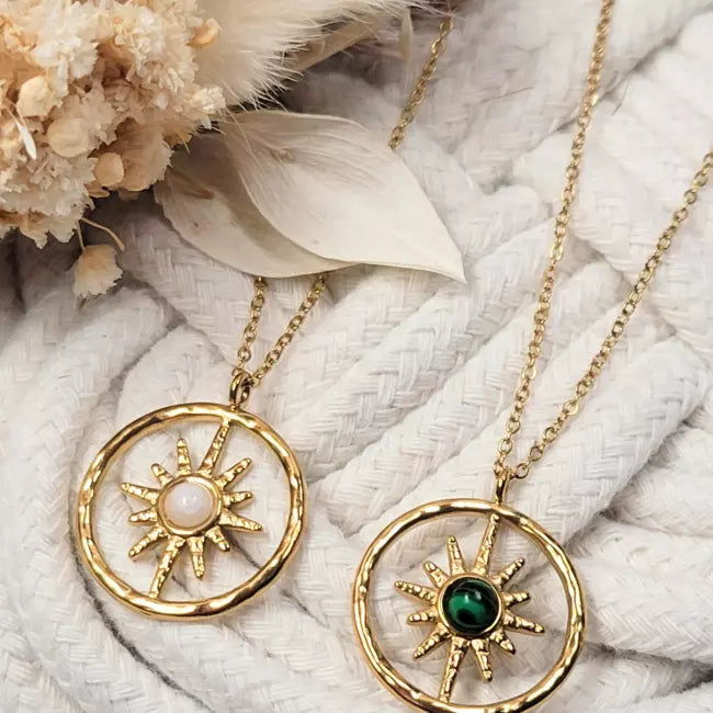 Colliers soleil dorés en acier inoxydable, pendentifs ronds avec pierre blanche et pierre verte.