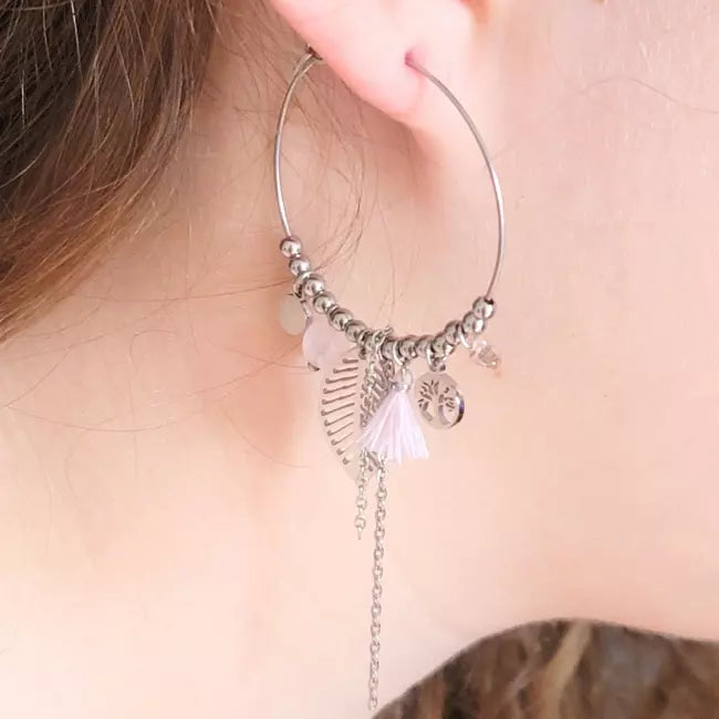 Boucles d’oreilles créoles bohèmes en acier inoxydable avec breloques feuille, pompon rose et perles quartz rose