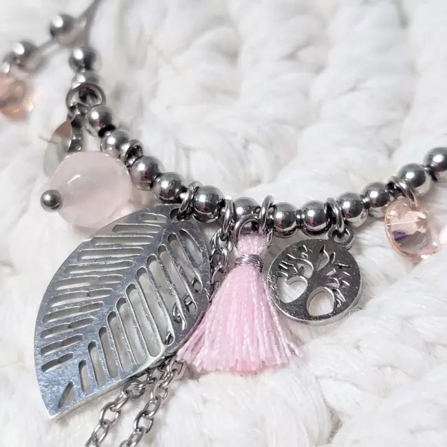 Détail créoles bohèmes acier inoxydable – breloques feuille, arbre de vie et pompon rose