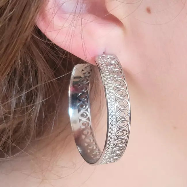 Boucles d’oreilles créoles larges ajourées en acier inoxydable argenté portées – style bohème chic
