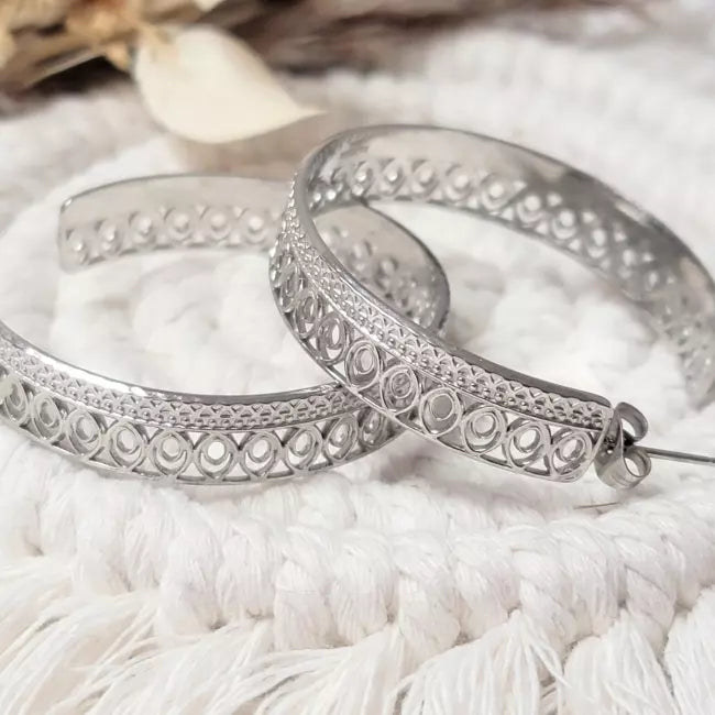 Créoles ajourées en acier inoxydable argenté – boucles d’oreilles bohèmes chic