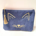 Pochette en velours côtelé bleu motif chat brodé doré avec pompon, trousse zippée
